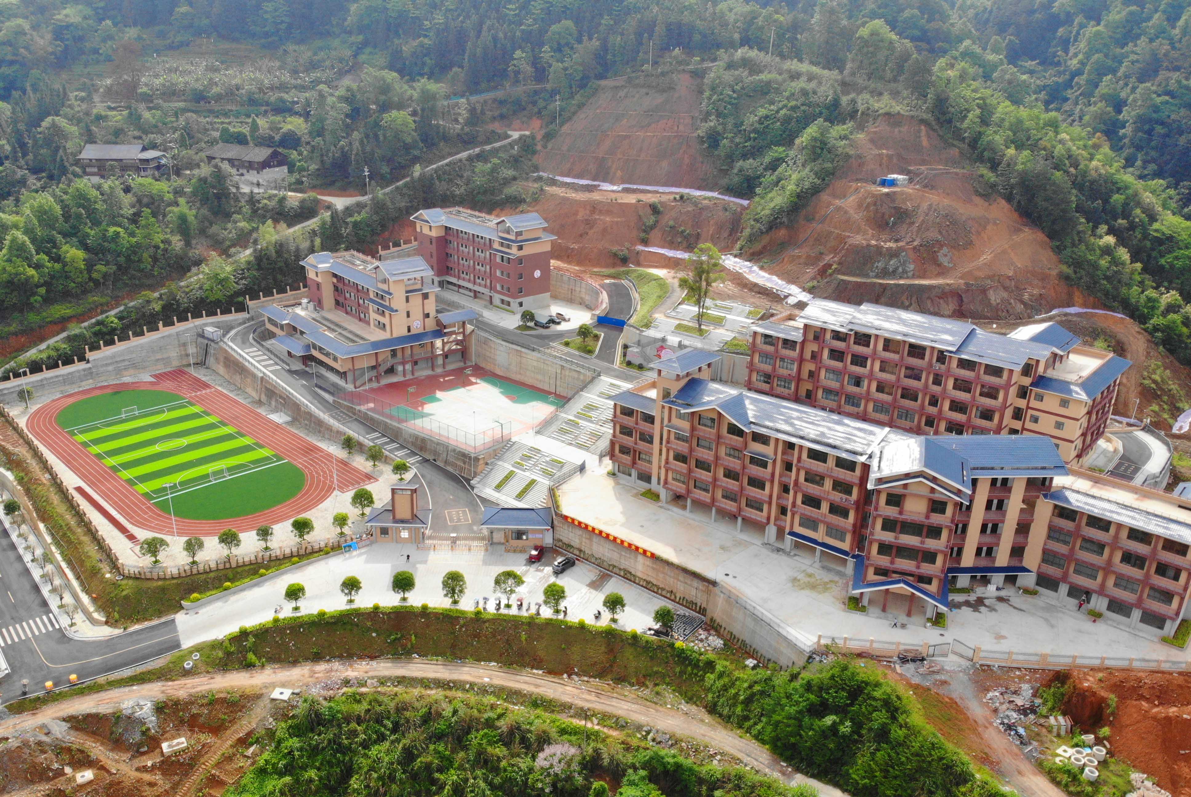 龙胜小学.jpg