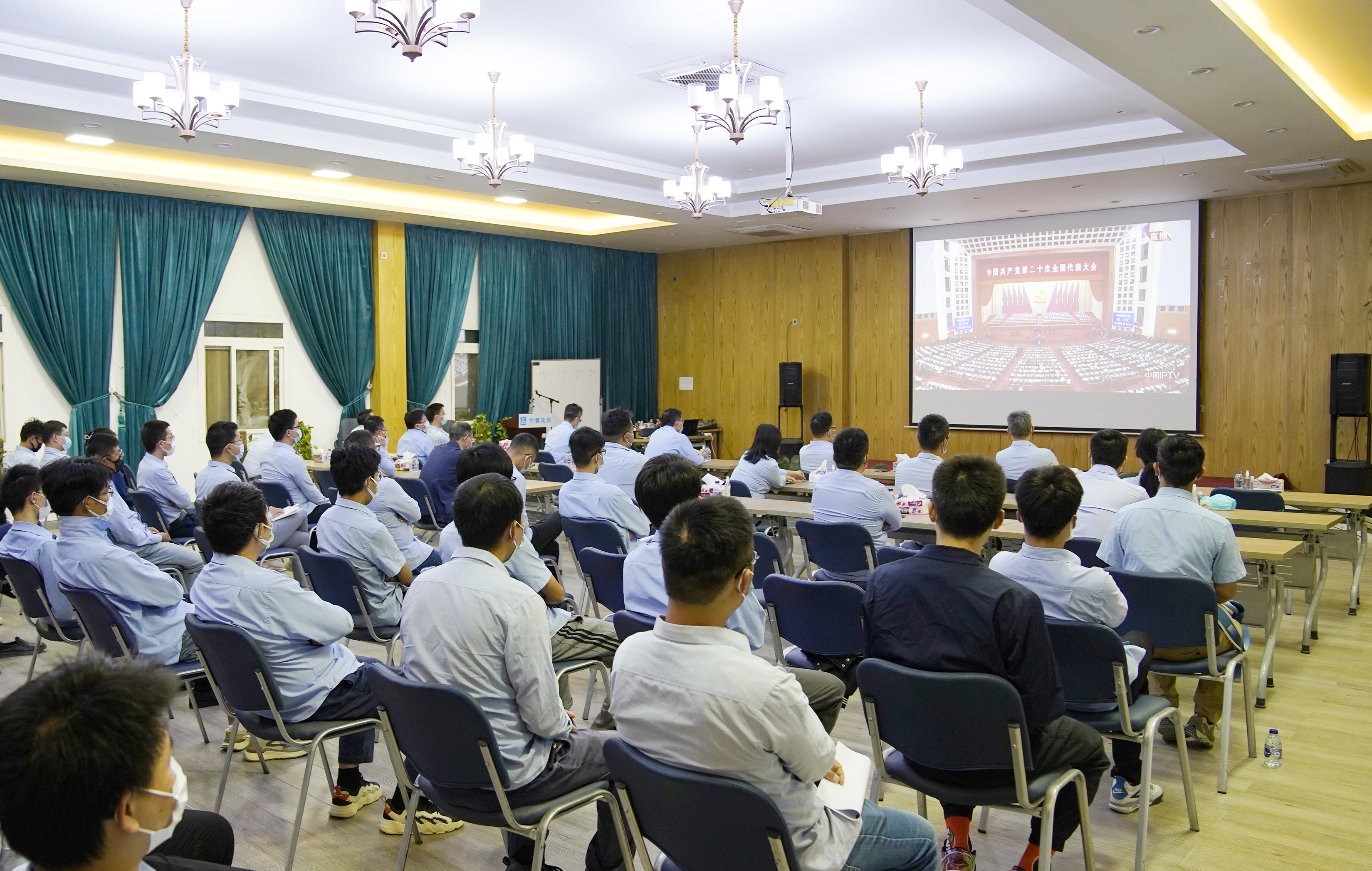 13.w88优德八局埃及新首都CBD项目建设者收看党的二十大开幕会.png