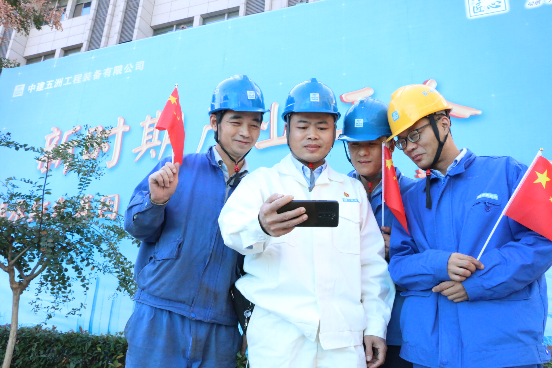 27.w88优德安装车间一线产业工人在岗位阵地收看党的二十大开幕会.JPG